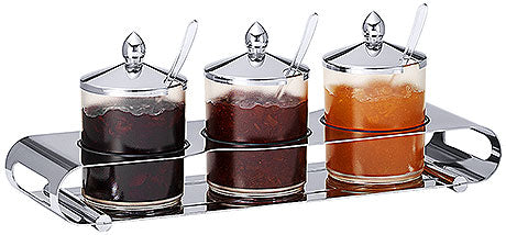 Drei Marmeladengläser auf Tablett.