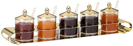 Goldenes Buffet-Set mit Behältern.