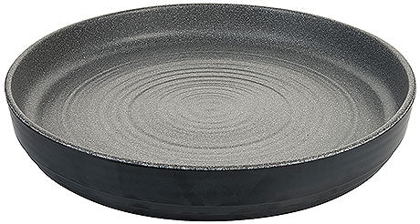 Grauer, runder Teller mit Rand.