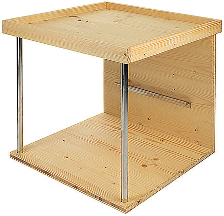 Holzregal mit Metallstangen.