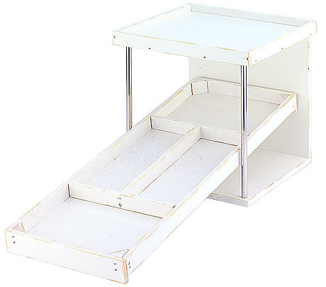 Weißes Buffetdisplay mit Schrägboden.