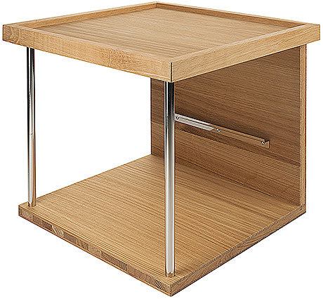 Holz-Displayständer mit Metallstützen.