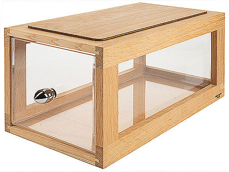 Holz-Vitrine mit Glastüren.