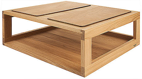 Holztablett mit zwei Abdeckungen.