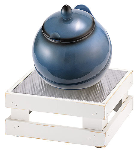 Blauer Topf auf weißem Podest.