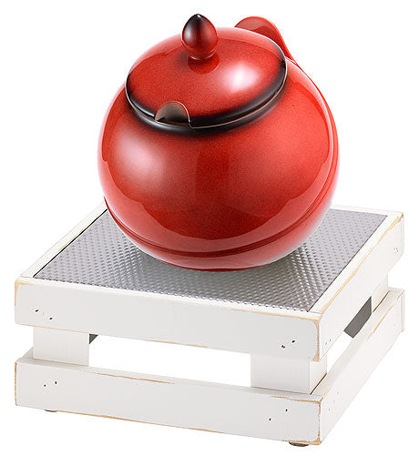 Roter Topf auf weißem Podest.