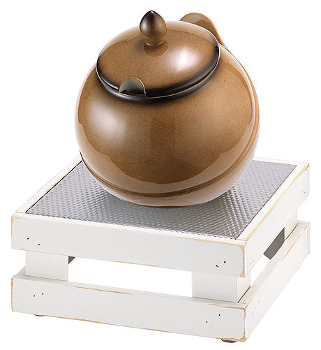 Brauner Topf auf weißem Podest.