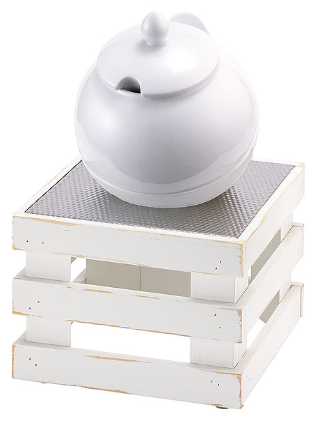 Weiße Schüssel auf Holzkiste.