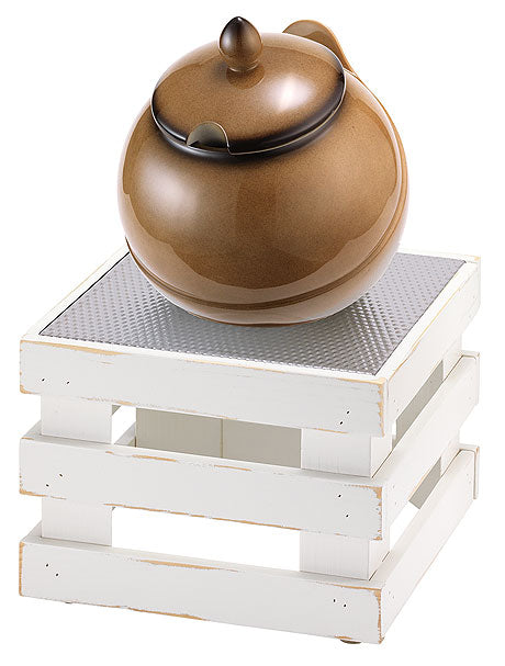 Suppentopf auf Holzgestell.