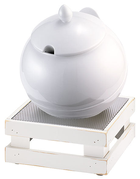 Weiße Suppenschüssel auf Holzständer.