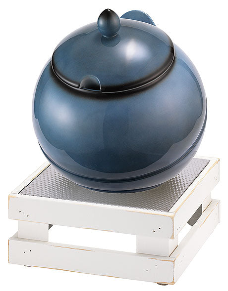 Blauer Topf auf weißem Gestell.