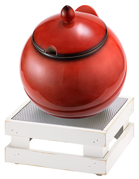 Roter Behälter auf weißem Sockel.