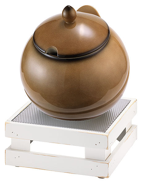 Suppentopf auf weißem Gestell.