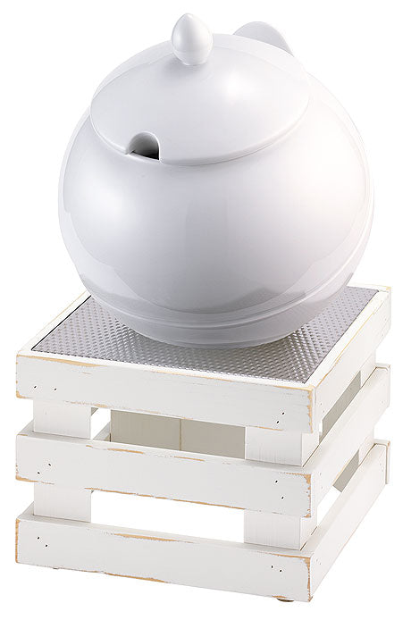 Weiße Schüssel auf Holzständer.