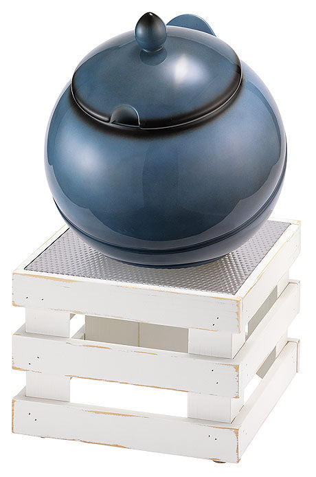 Blauer Topf auf weißem Podest.