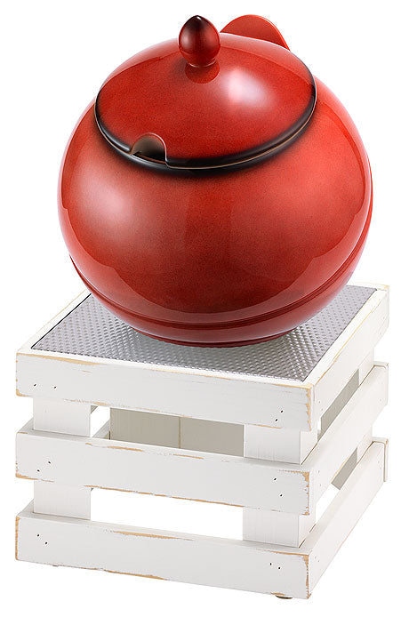 Roter Topf auf weißem Podest.