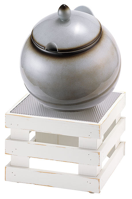 Suppentopf auf Holzgestell.