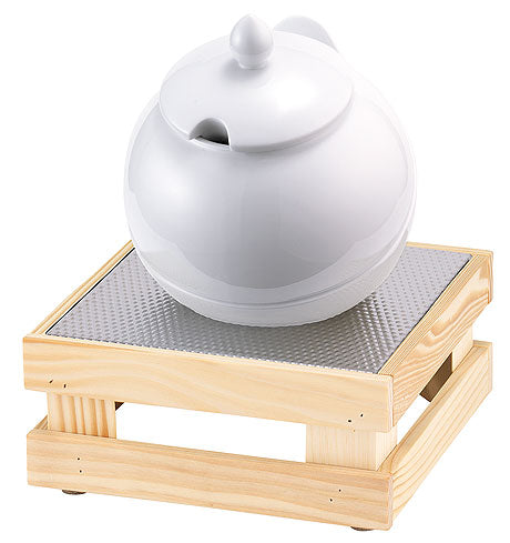 Suppentopf auf Holzgestell.