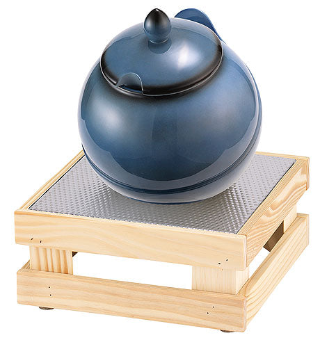 Blauer Topf auf Holzgestell.