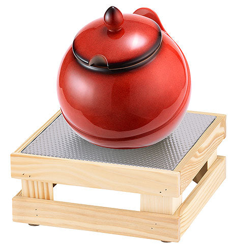 Roter Topf auf Holzgestell.