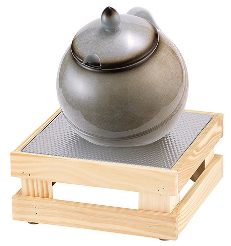 Keramiktopf auf Holzgestell.