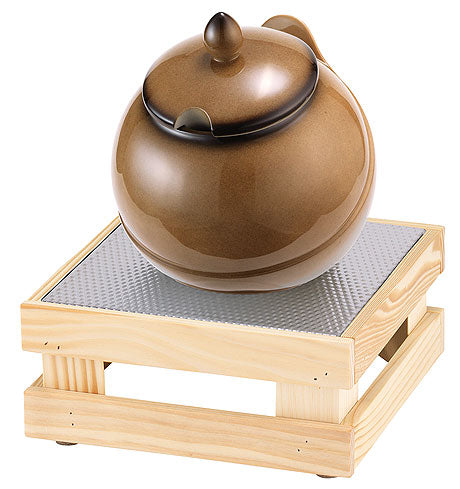 Suppentopf auf Holzunterlage.