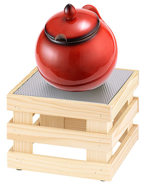 Roter Topf auf Holzgestell.