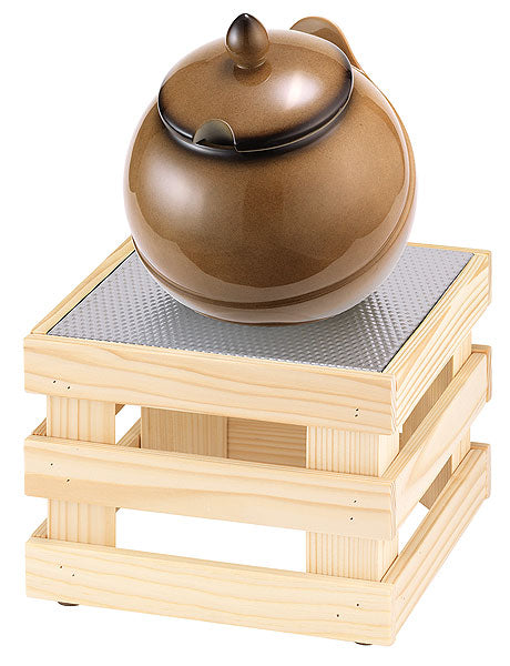 Brauner Topf auf Holzgestell.