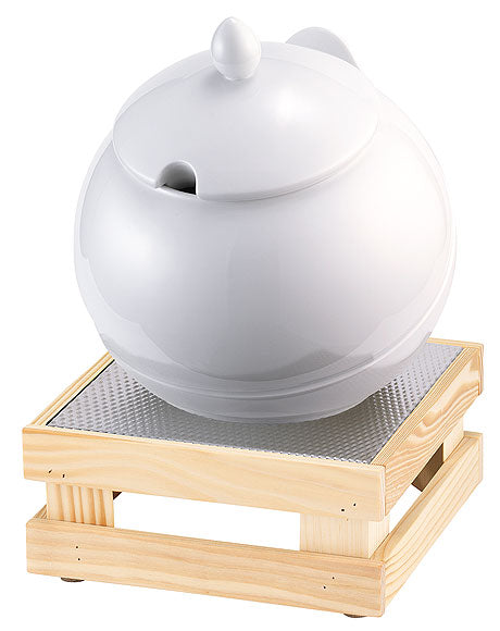 Suppentopf auf Holzunterlage.