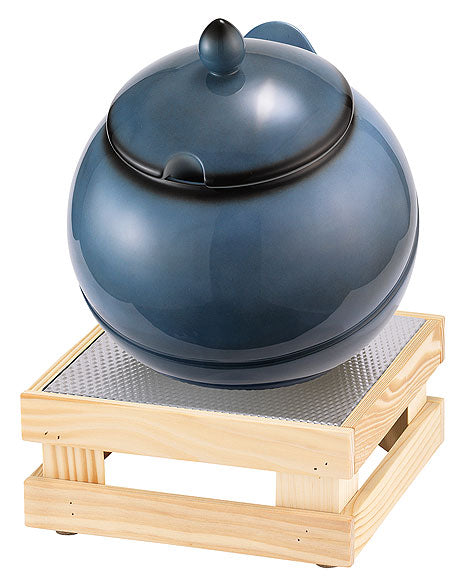 Suppentopf auf Holzunterlage.