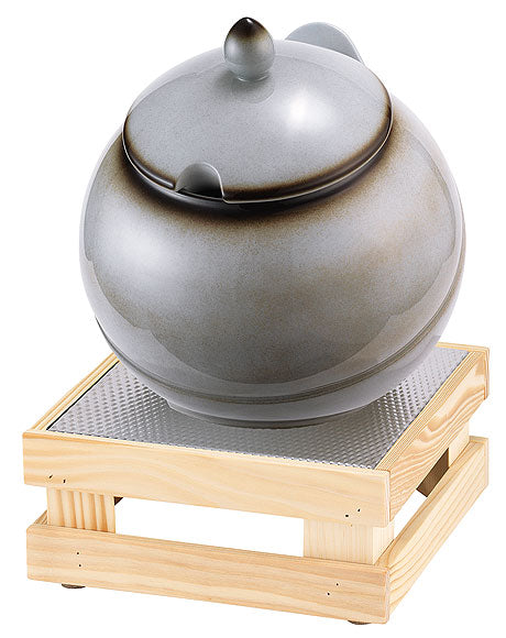 Suppentopf auf Holzständer.