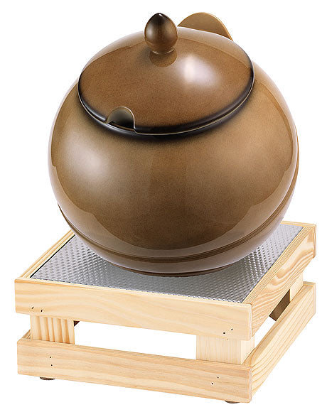 Brauner Suppentopf auf Holzständer.