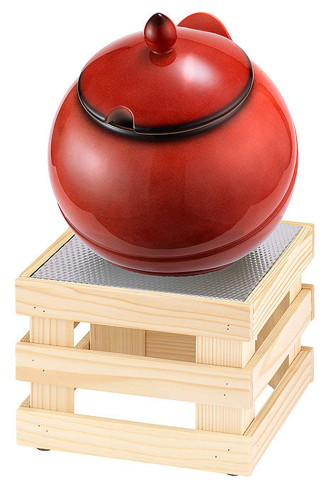 Roter Topf auf Holzgestell.
