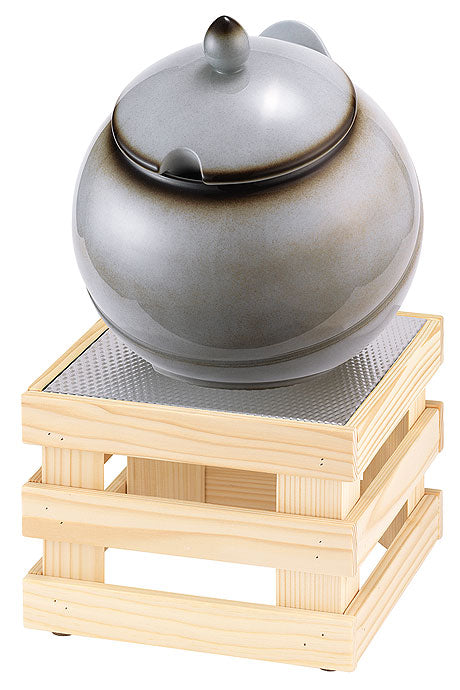 Suppentopf auf Holzständer.