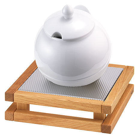 Porzellangefäß auf Holzunterlage.