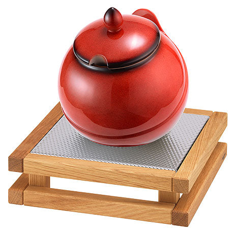 Roter Topf auf Holzunterlage.