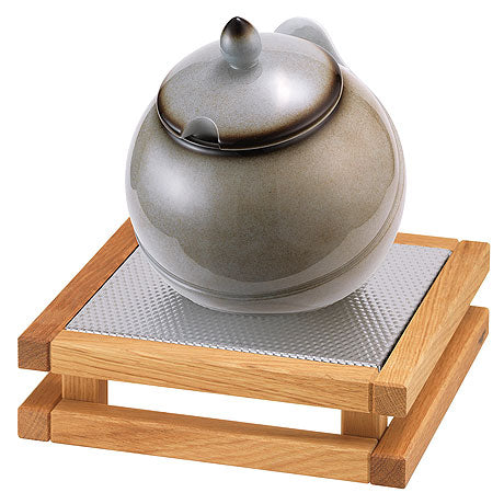 Keramiktopf auf Holzunterlage.