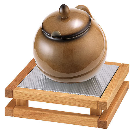 Brauner Topf auf Holzständer.