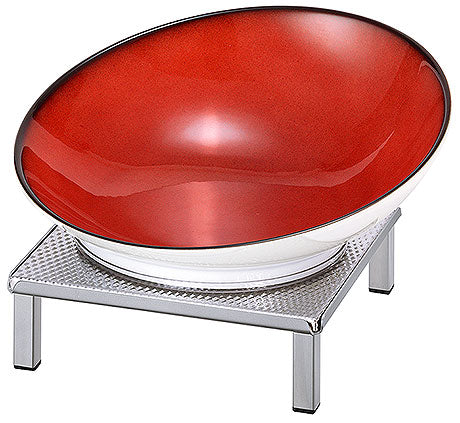 Rote Schale auf Metallständer.