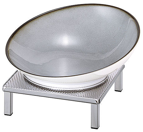 Schale auf Metallständer für Buffet.