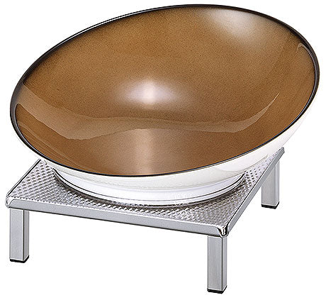 Schüssel auf Metallständer, glänzend.