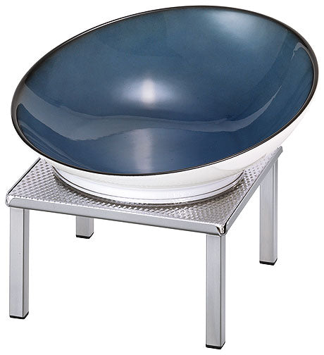 Schüssel auf Metallständer für Buffet.