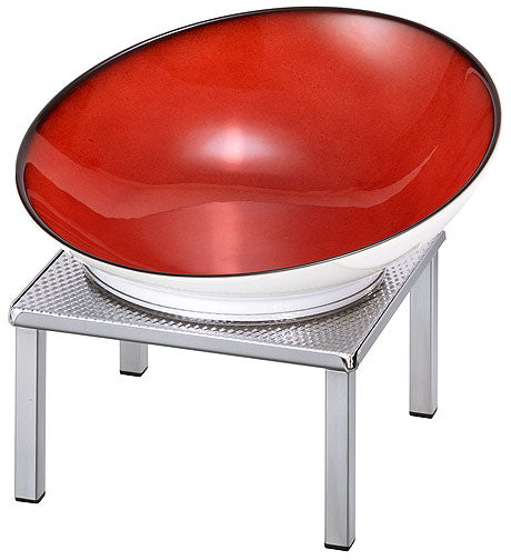Rote Schale auf Metallständer.