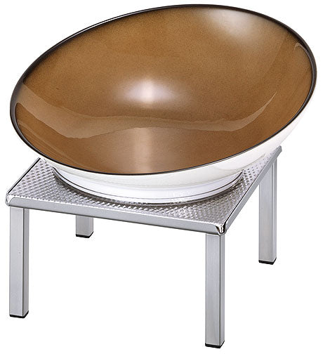 Schüssel auf Metallständer für Buffet.