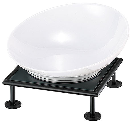 Schüssel auf schwarzem Ständer.