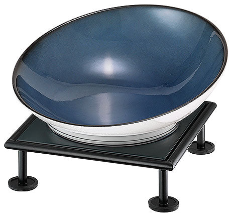 Schale auf schwarzem Ständer.