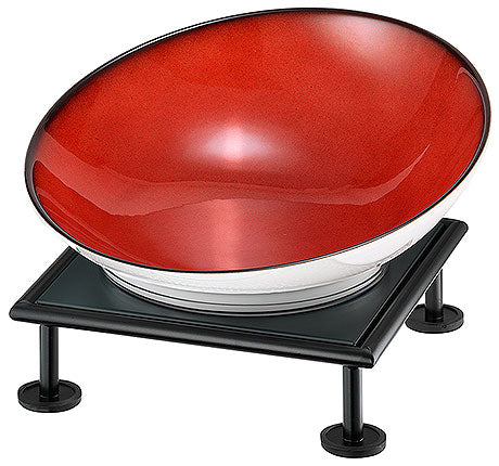 Rote Schale auf schwarzem Ständer.