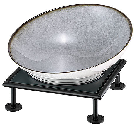 Schale auf schwarzem Ständer.