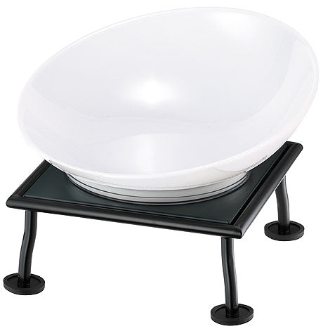 Schüssel auf schwarzem Gestell.