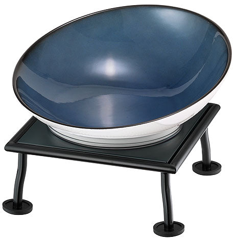 Schale auf schwarzem Ständer.